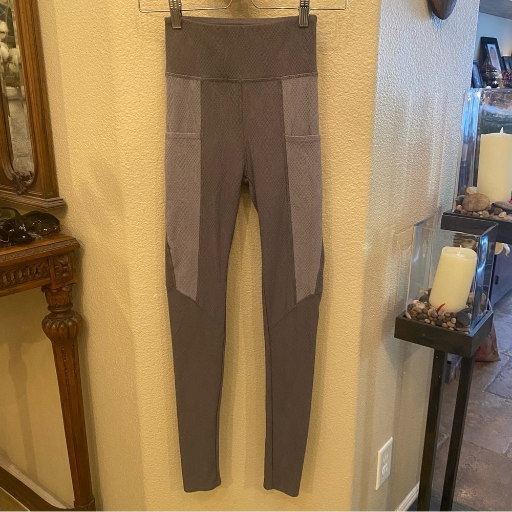TWENTY MONTREAL Women Gray Textured 3D Athletic Leggings Size XS